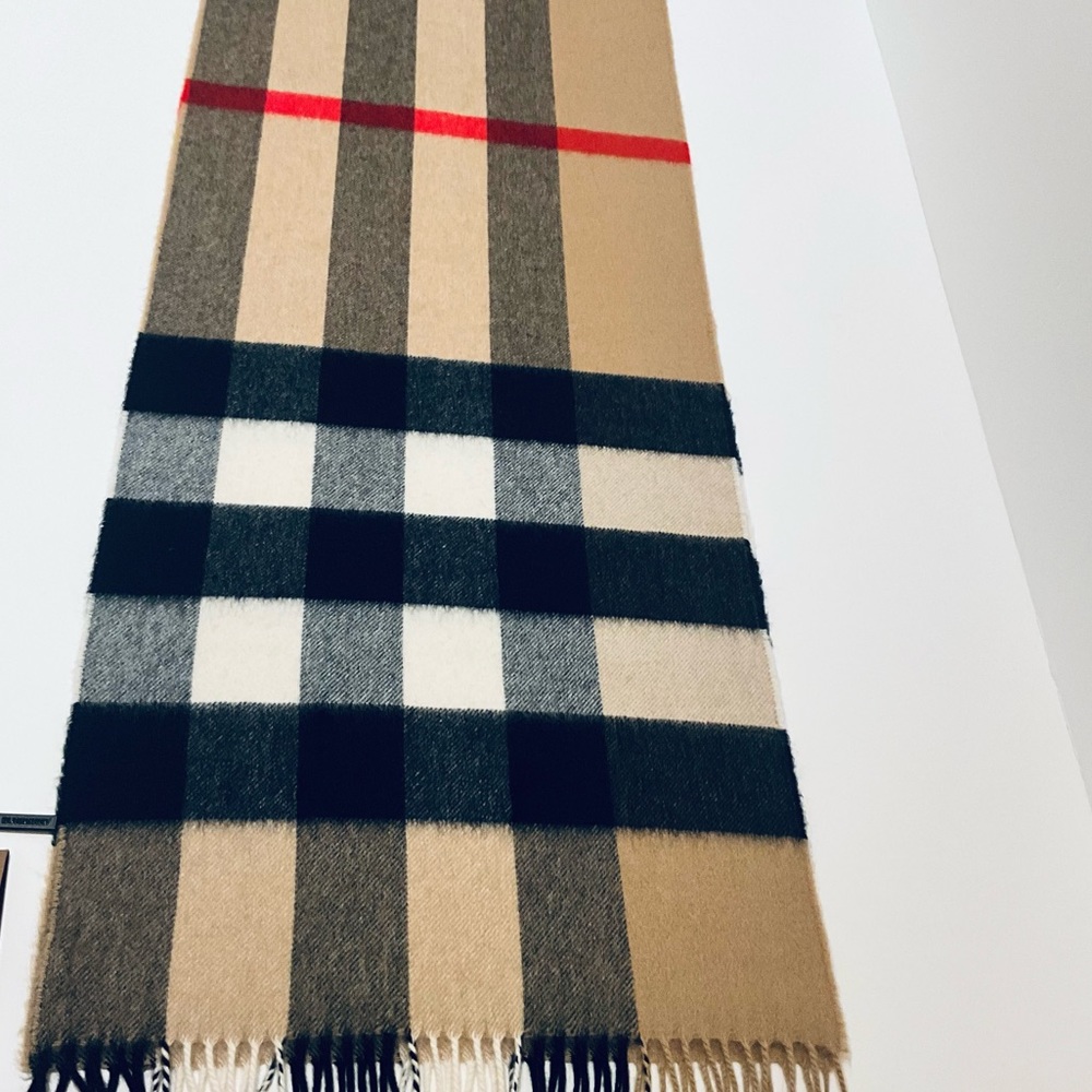 BURBERRY LONDON HALF MEGA CHECK CASHMERE SCARF. - Picture 6 of 9